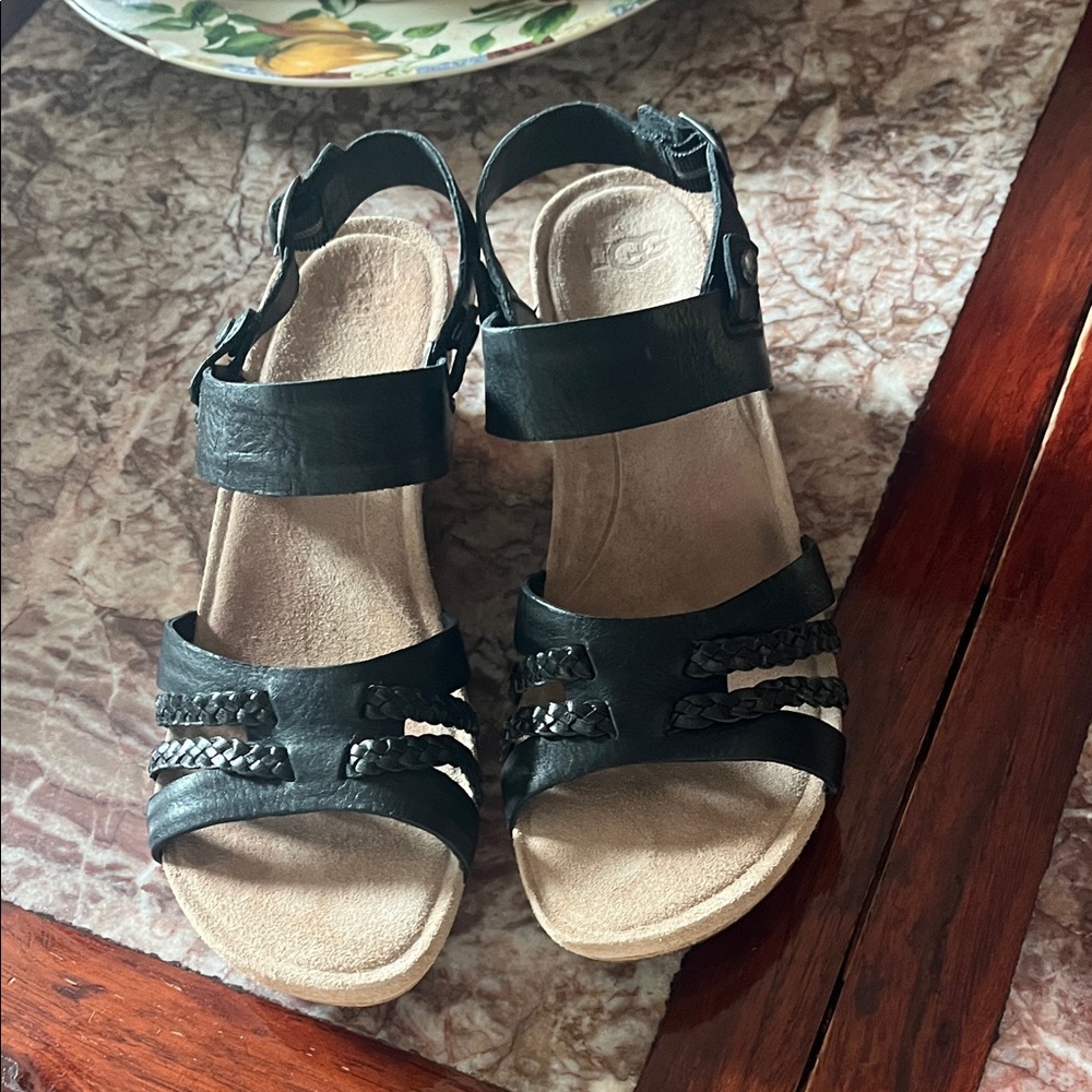 Uggs 8.5 new sandals w serinda